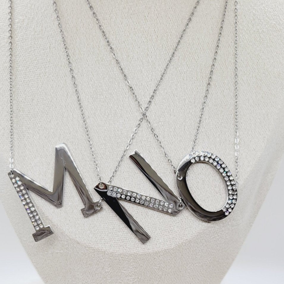 Letras M N O con Cadena Silver