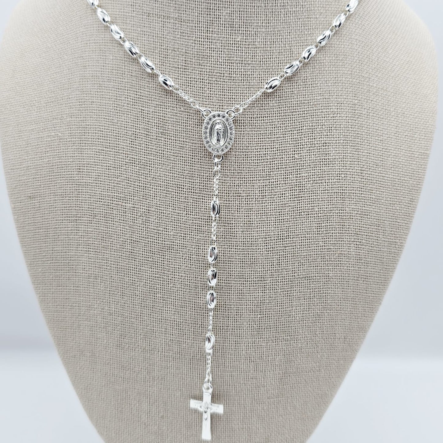 Rosario Plateado Virgen de Guadalupe 24" Piedra Ovalada, Medalla con Zirconias