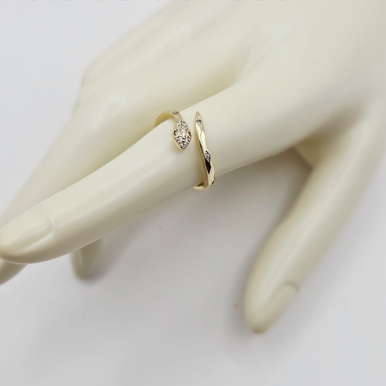Anillo Ajustable Víbora Crisatales Blancos, 14k