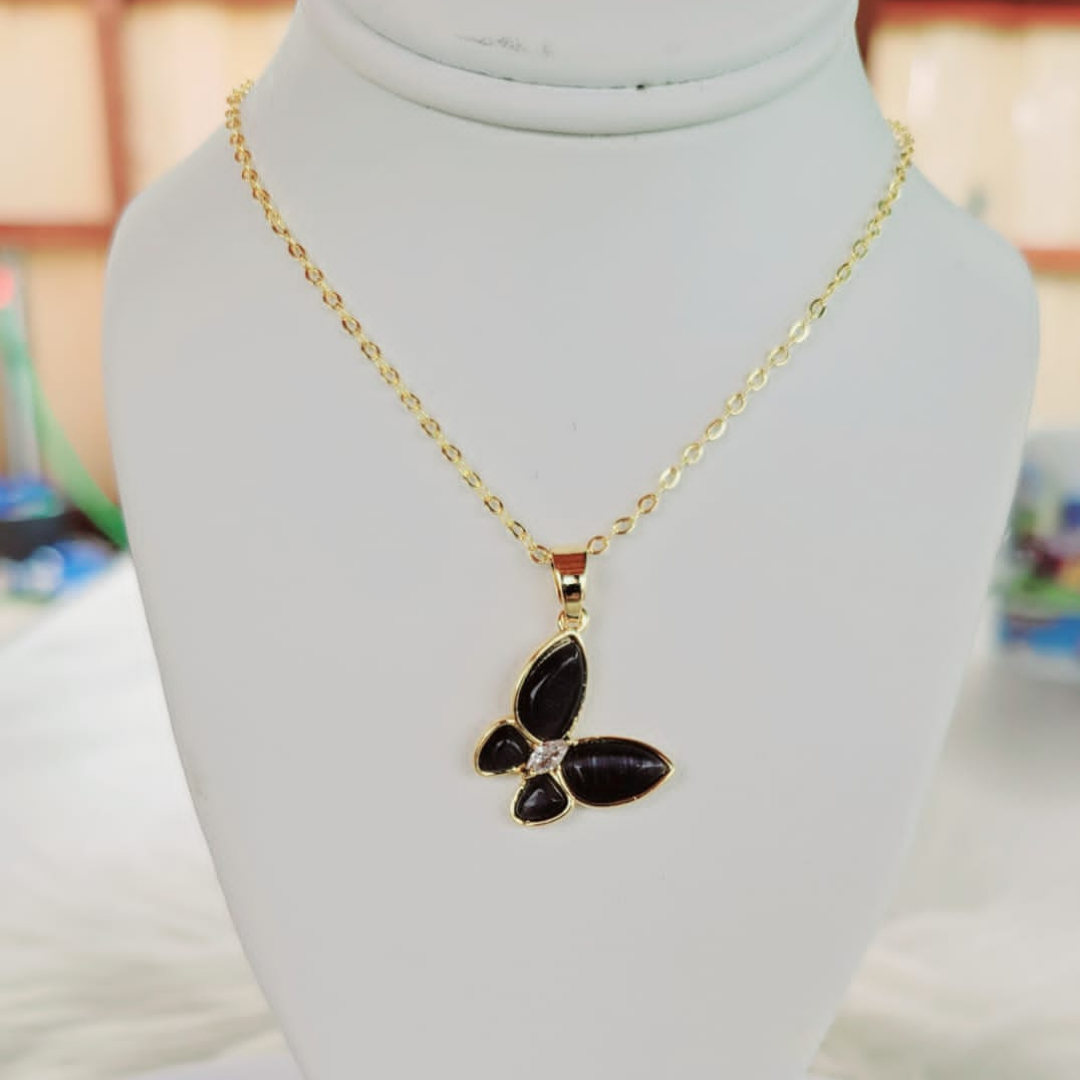 Dije con Cadena Mariposa Negra