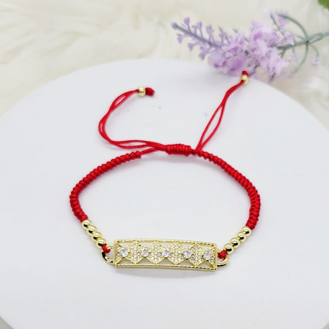 Pulsera Ajustable Placa Dorada Con Incrustaciones Hilo Rojo