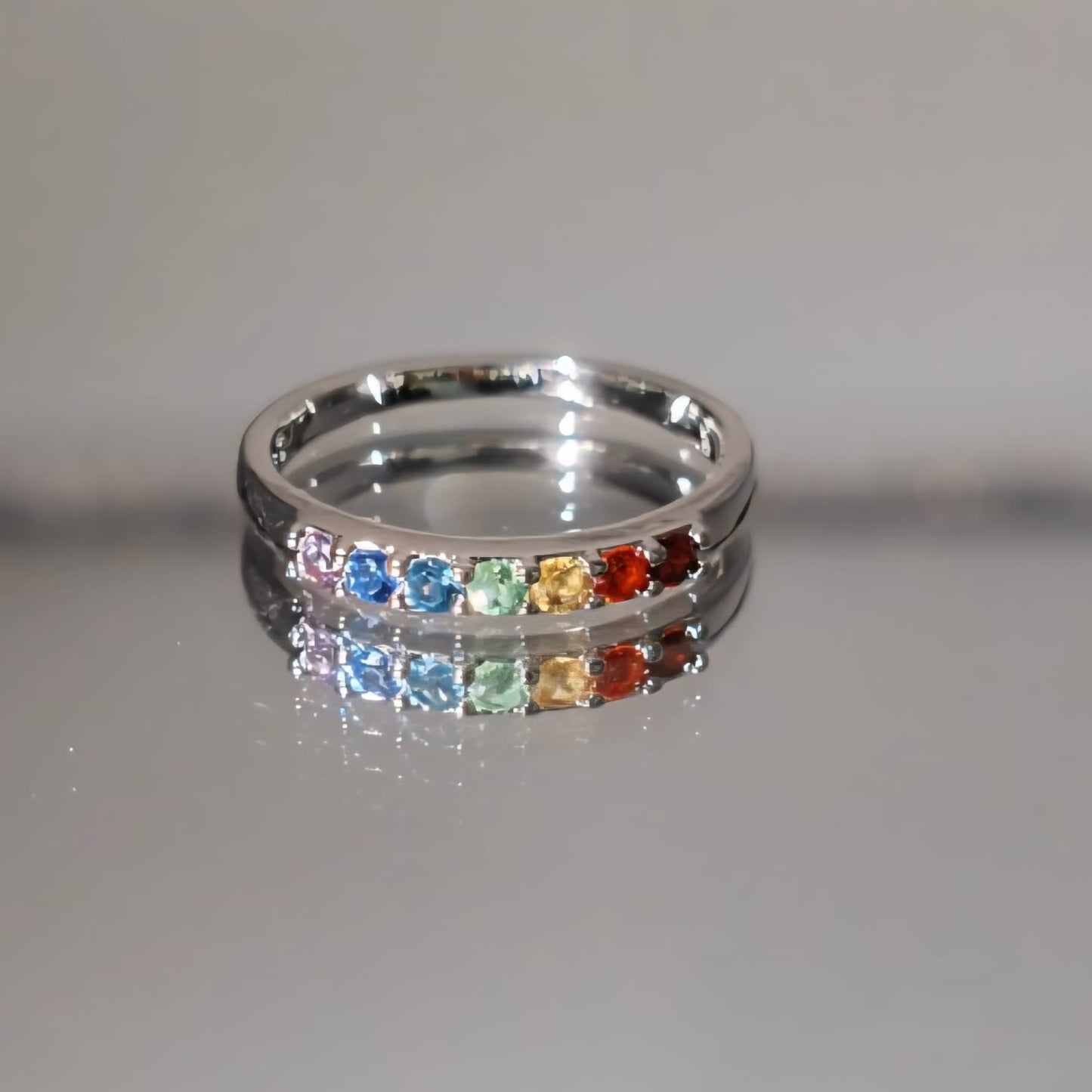Anillo Plateado Piedras de Colores