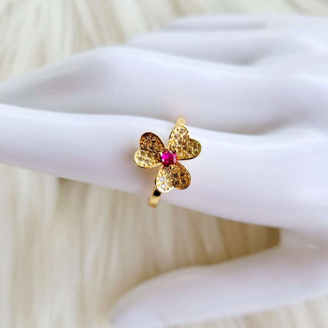 Anillo Ajustable Trébol Dorado con Rosa